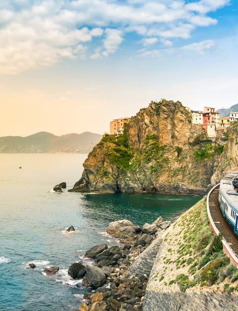 Manarola, Cinque Terre, Italien - Bahnhof in einem kleinen Dorf mit bunten Haeusern auf Klippe mit Blick auf das Meer. | © GettyImages.com/	Julia Lavrinenko