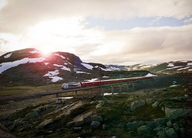 Landschaft in Norwegen mit Bergbahn | © Oivind Haug