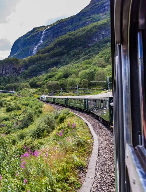 Flamsbahn zwischen Myrdal in Aurland und Flam in Norwegen  | ©  Gettyimages.com/HildaWeges