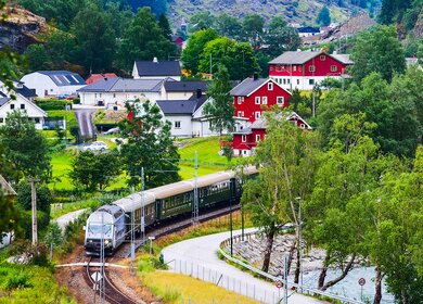 Norwegischer Zug Flam nach Myrdal in einem Dorf nahe des Sognefjord | © Gettyimages.com/Kisa_Markiza