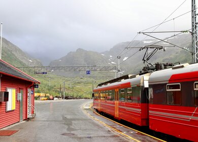 Ansicht von Voss Bergbahn gestoppt am Bahnhof | © Gettyimages.com/Nachosuch