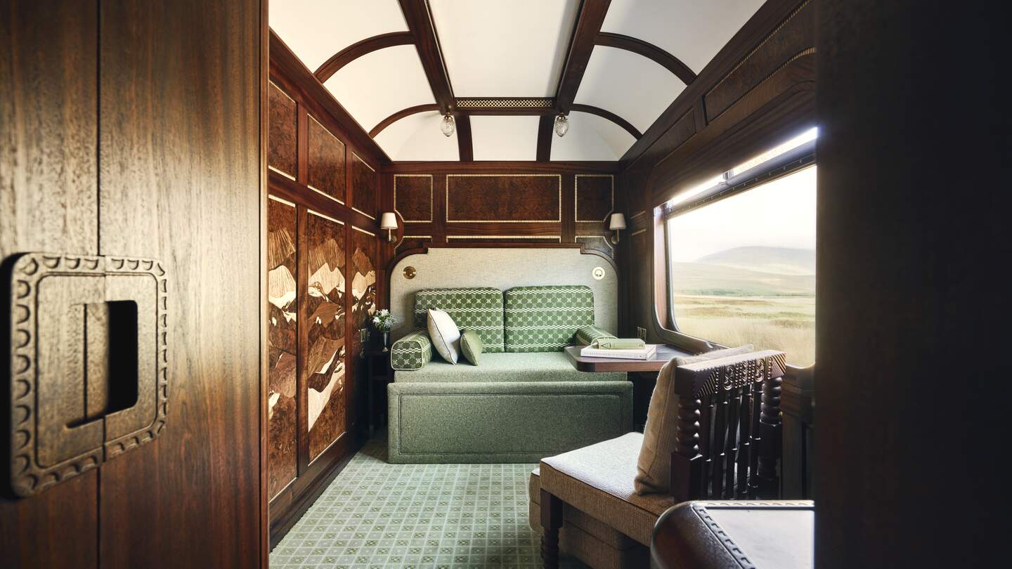 Zugwagen mit Sofa und einem Sessel | © belmond.com/Ludovic Balay