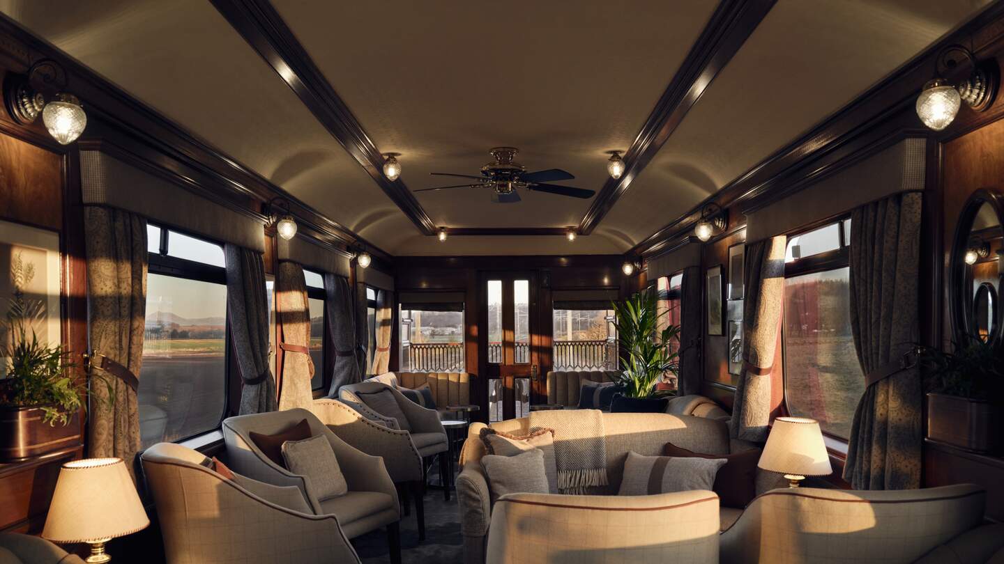 Panorama-Wagen mit vielen Sofas und Sesseln | © belmond.com/Ludovic Balay