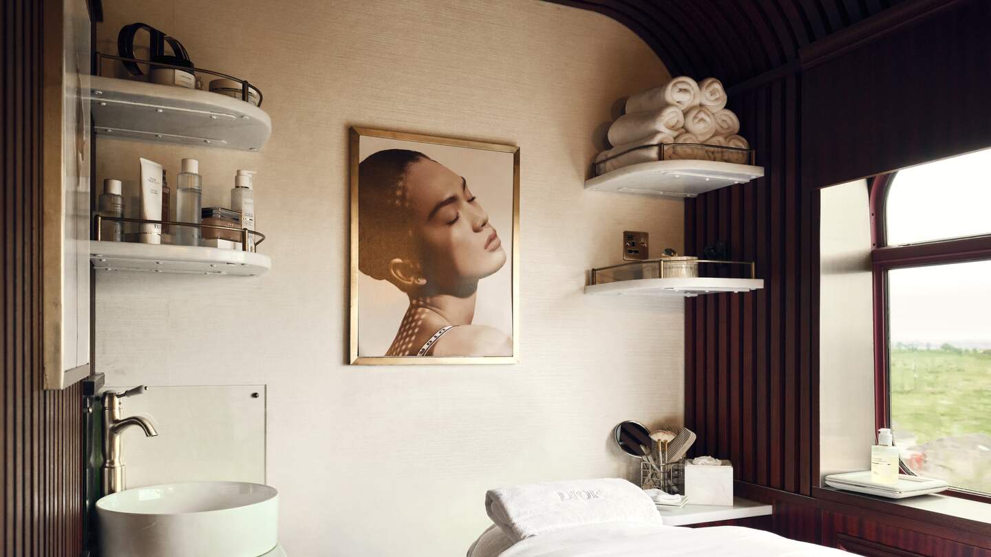 Kleiner Spa-Wagon mit Massagetisch, Waschbecken und Regalen | © belmond.com/Ludovic Balay