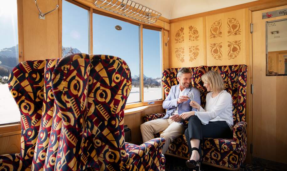 Innenansicht des Alpine Classic Pullmans mit zwei Fahrgaesten | © Rhätische Bahn/Nicola Pitaro