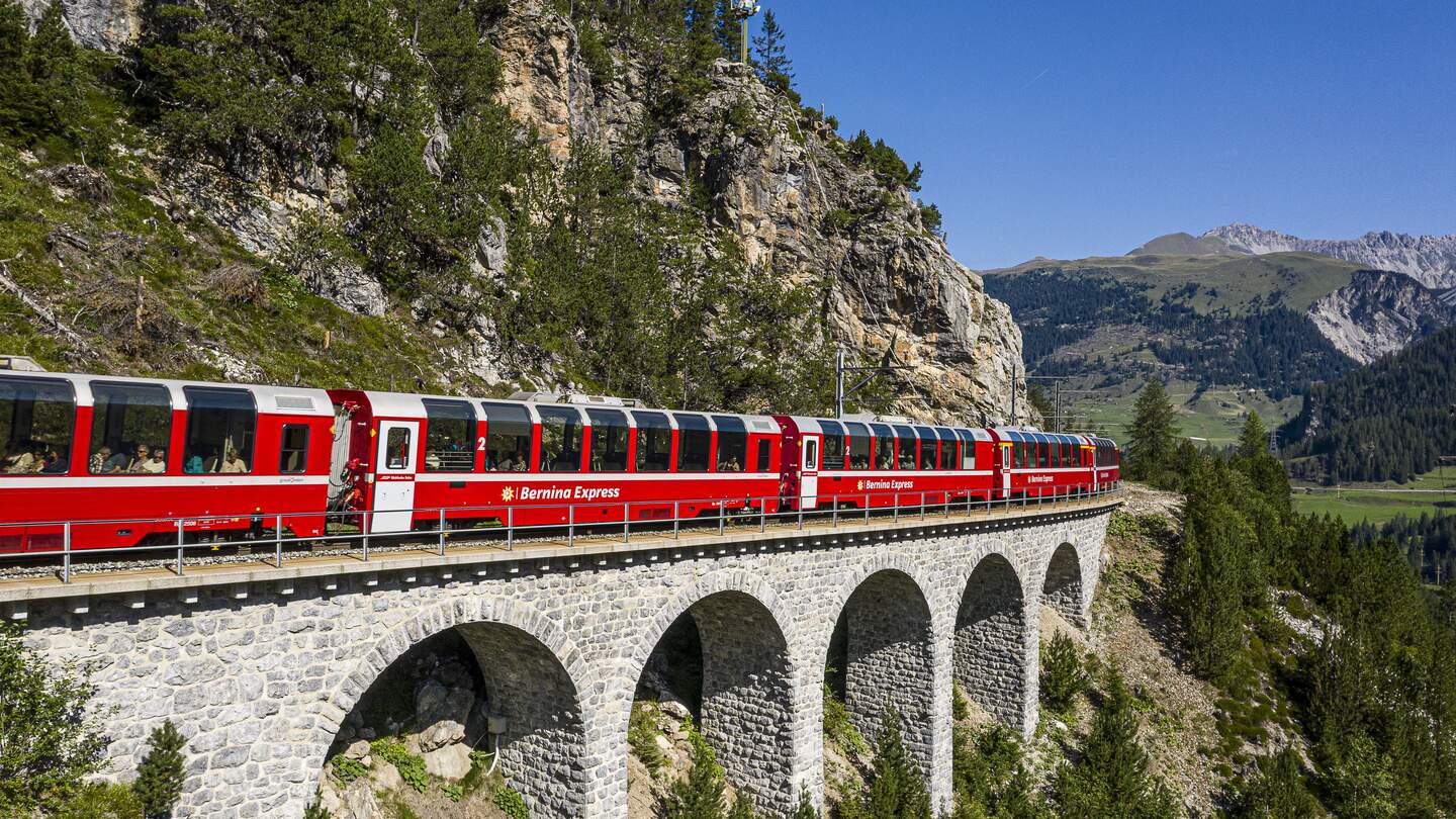 Im Panoramwagen des Bernina Expresses im Albulatal bis nach Engadin in der Schweiz | © Rhaetische Bahn/Andrea Badrutt