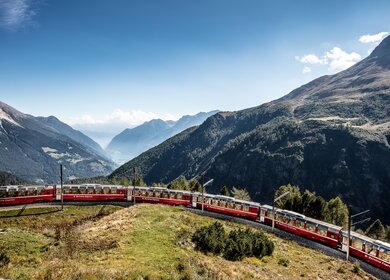 Im Panoramawagen des Bernina Expresses ueber den Berninapass in Alp Gruem in der Schweiz | © Rhaetische Bahn/Andrea Michael Badrutt