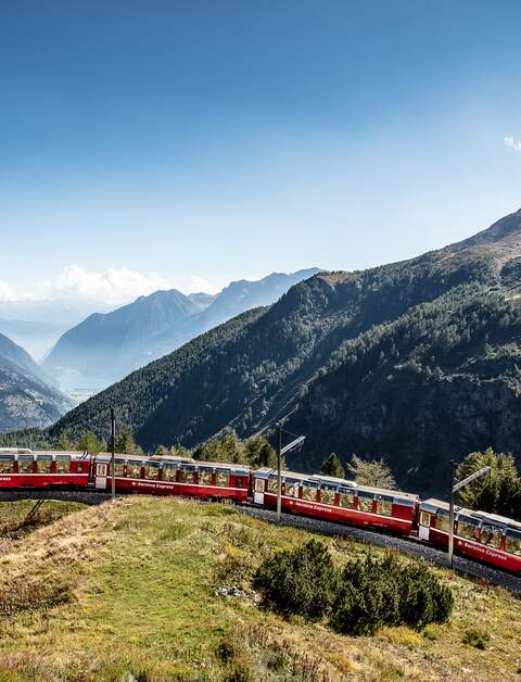 Im Panoramawagen des Bernina Expresses ueber den Berninapass in Alp Gruem in der Schweiz | © Rhaetische Bahn/Andrea Michael Badrutt