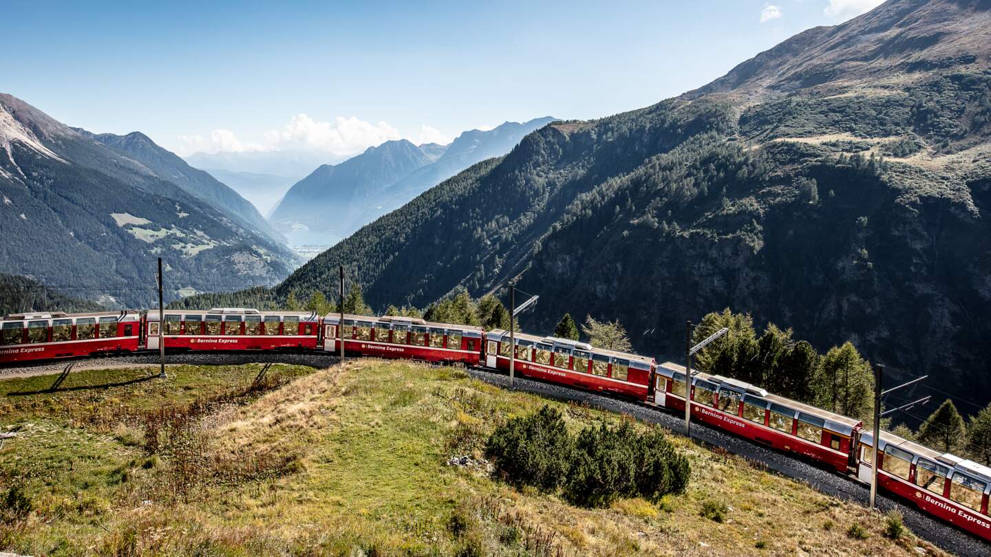Im Panoramawagen des Bernina Expresses ueber den Berninapass in Alp Gruem in der Schweiz | © Rhaetische Bahn/Andrea Michael Badrutt