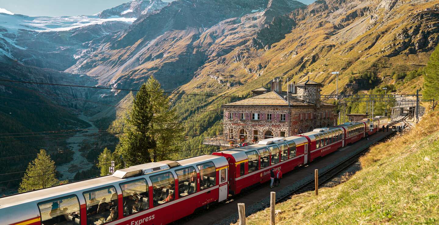 Im Panoramawagen des Bernina Expresses bei der Alp Gruem im Sommer in der Schweiz | © Switzerland Tourism/André Meier 