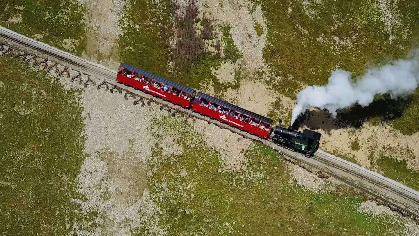 Brienzer Rothornbahn, mit zwei Waggons auf dem weg nach oben | © Ameropa-Reisen GmbH