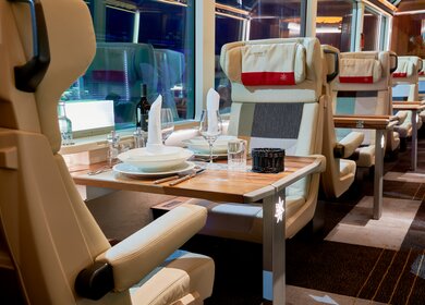 Excellence Class des Glacier Expresses  bei einer Zugfahrt durch die Schweiz  | © Glacier Express AG/Stefan Schlimpf