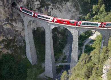 Der Glacier Express faehrt auf dem Landwasserviadukt in der Schweiz | © Glacier Express AG/Stefan Schlimpf