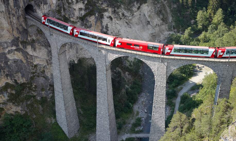Der Glacier Express faehrt auf dem Landwasserviadukt in der Schweiz | © Glacier Express AG/Stefan Schlimpf