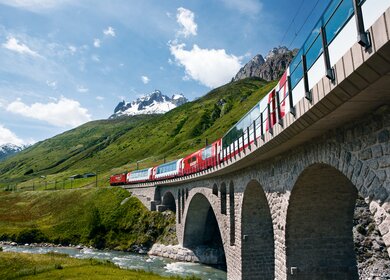 Glacier Express auf der Richlerenbruecke bei Andermatt in der Schweiz | © Matterhorn Gotthard Bahn/Christof Sonderegger