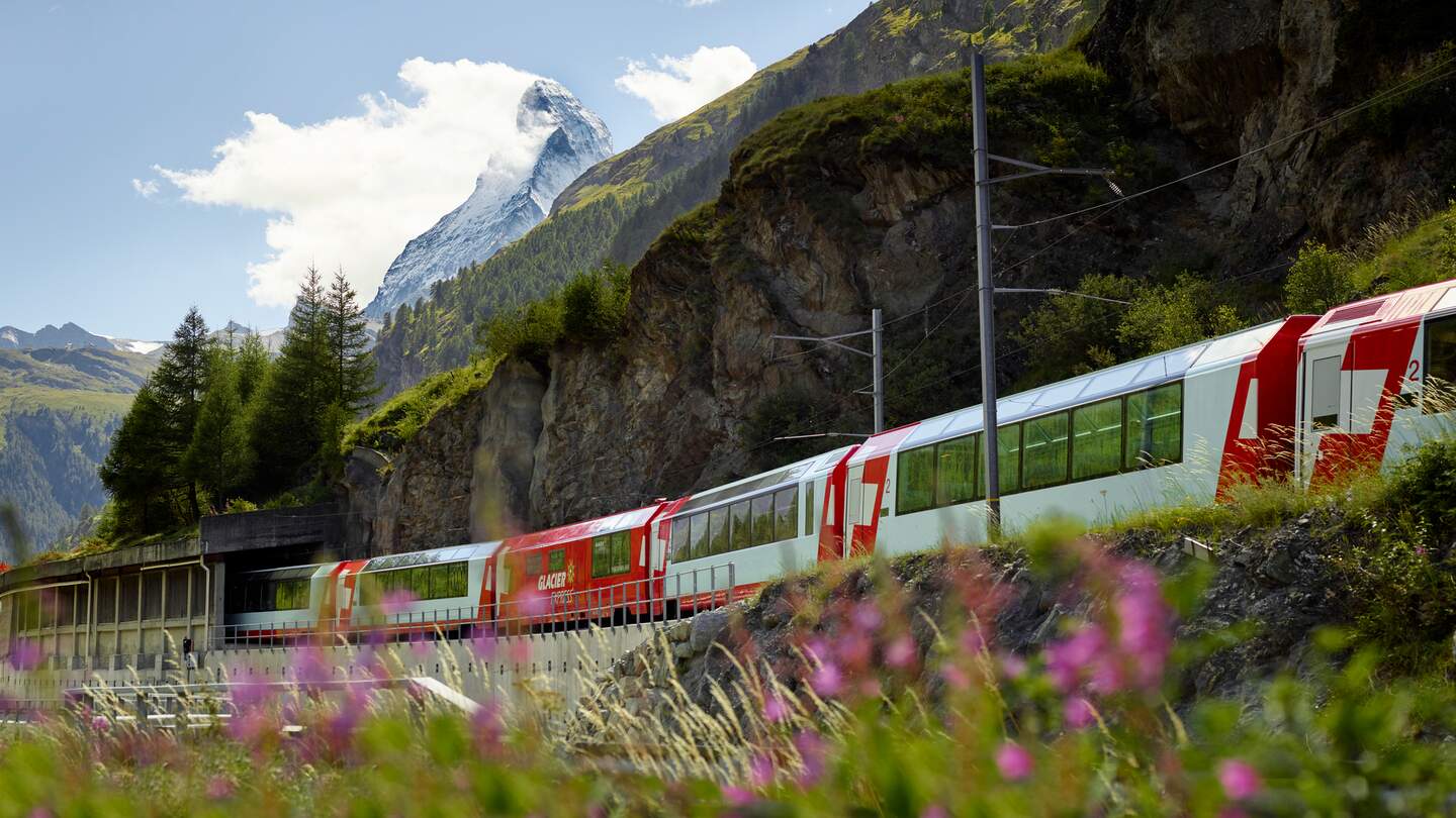 Der Glacier Express faehrt durch Zermatt in der Schweiz im Fruehling | © Glacier Express AG/Stefan Schlimpf