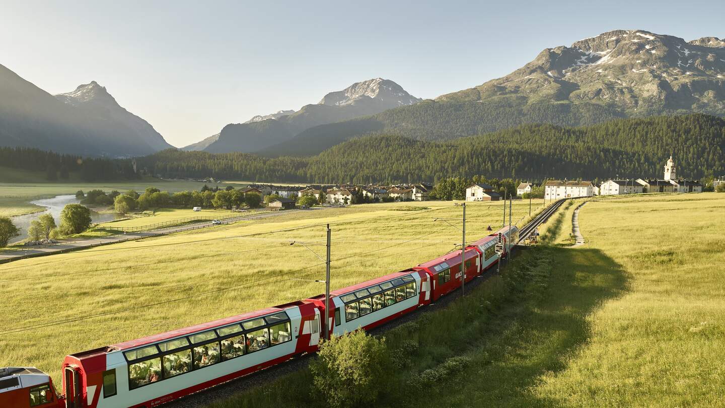 Der Glacier Express im Engadin inder Schweiz | © Glacier Express AG/Stefan Schlumpf  