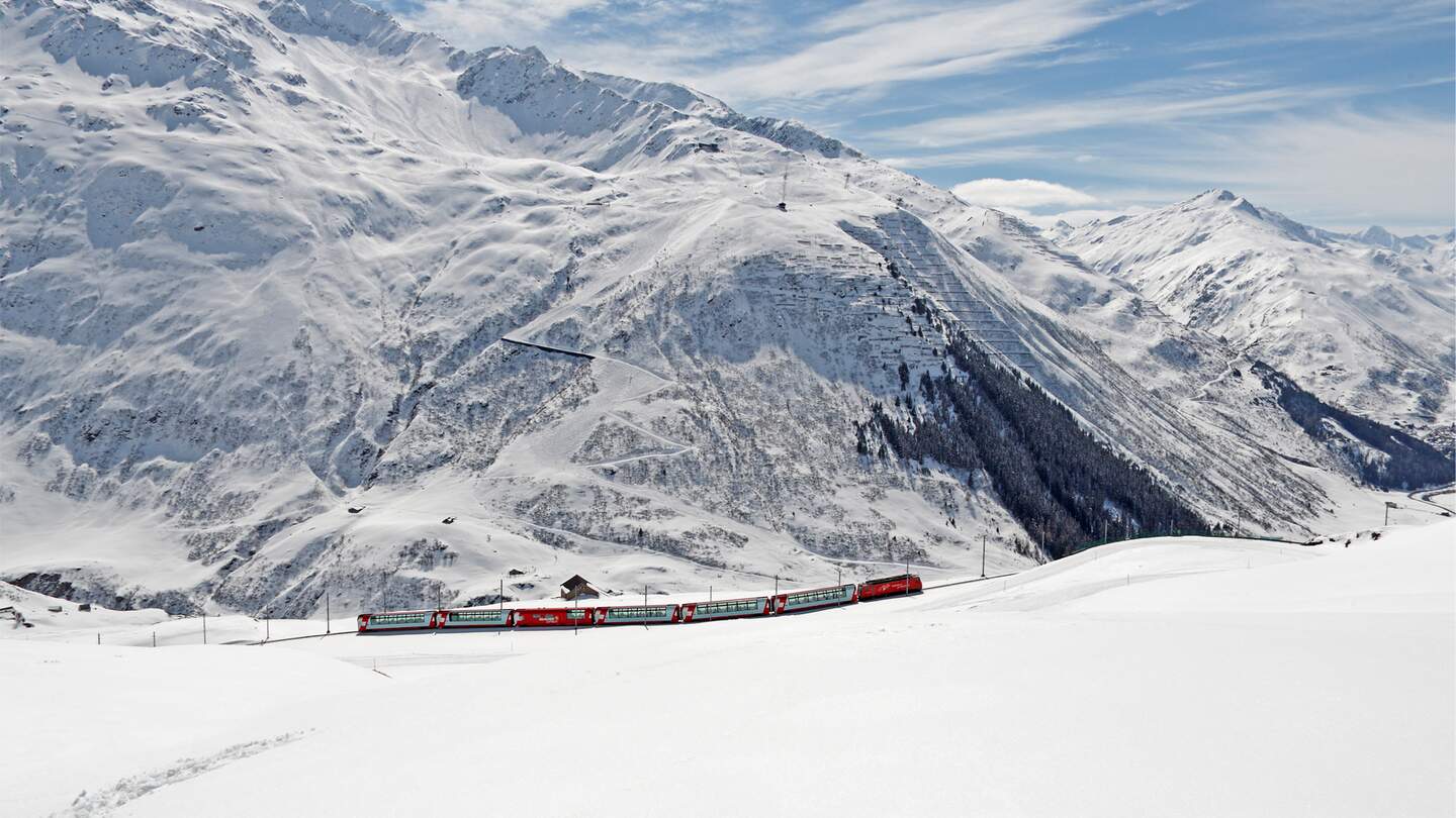 Der Glacier Express am Naetschen in der Schweiz im Winter | © Glacier Express AG  