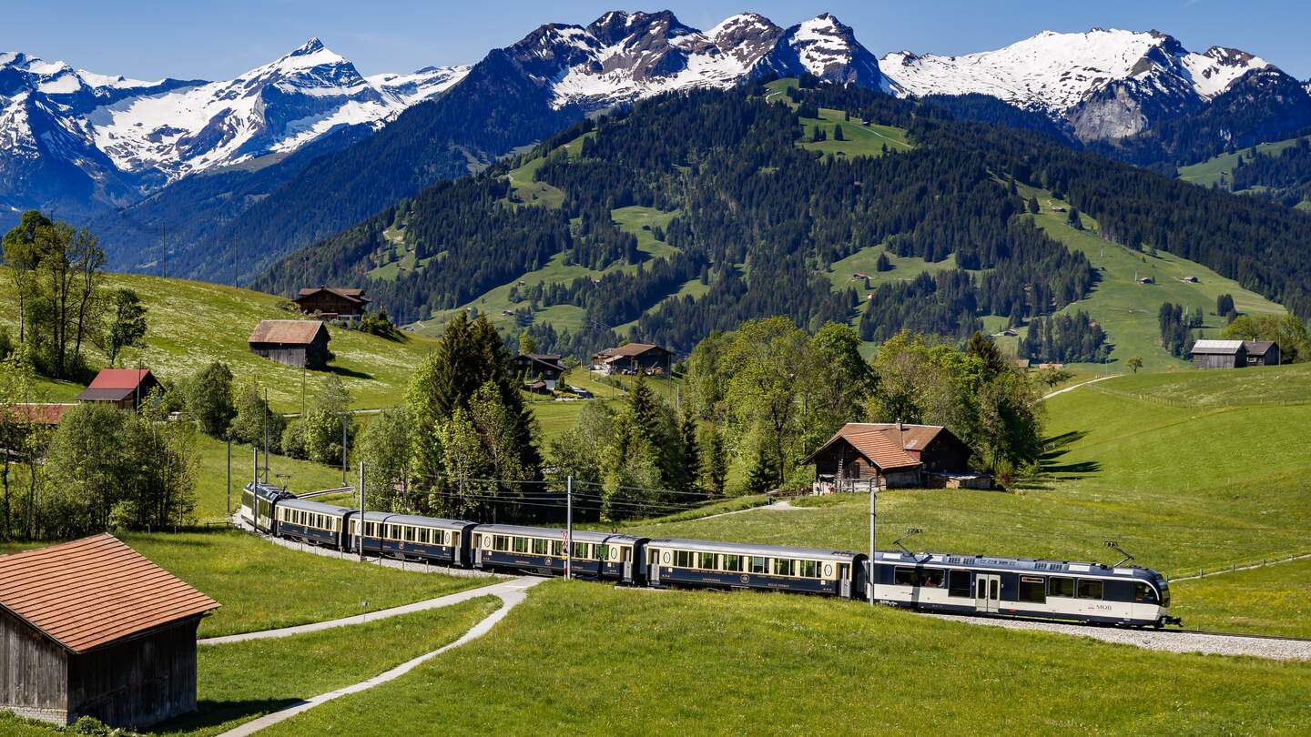 GoldenPass Belle Epoque faerht in Schoenried in der Schweiz | © MOB/Valentin Flauraud  