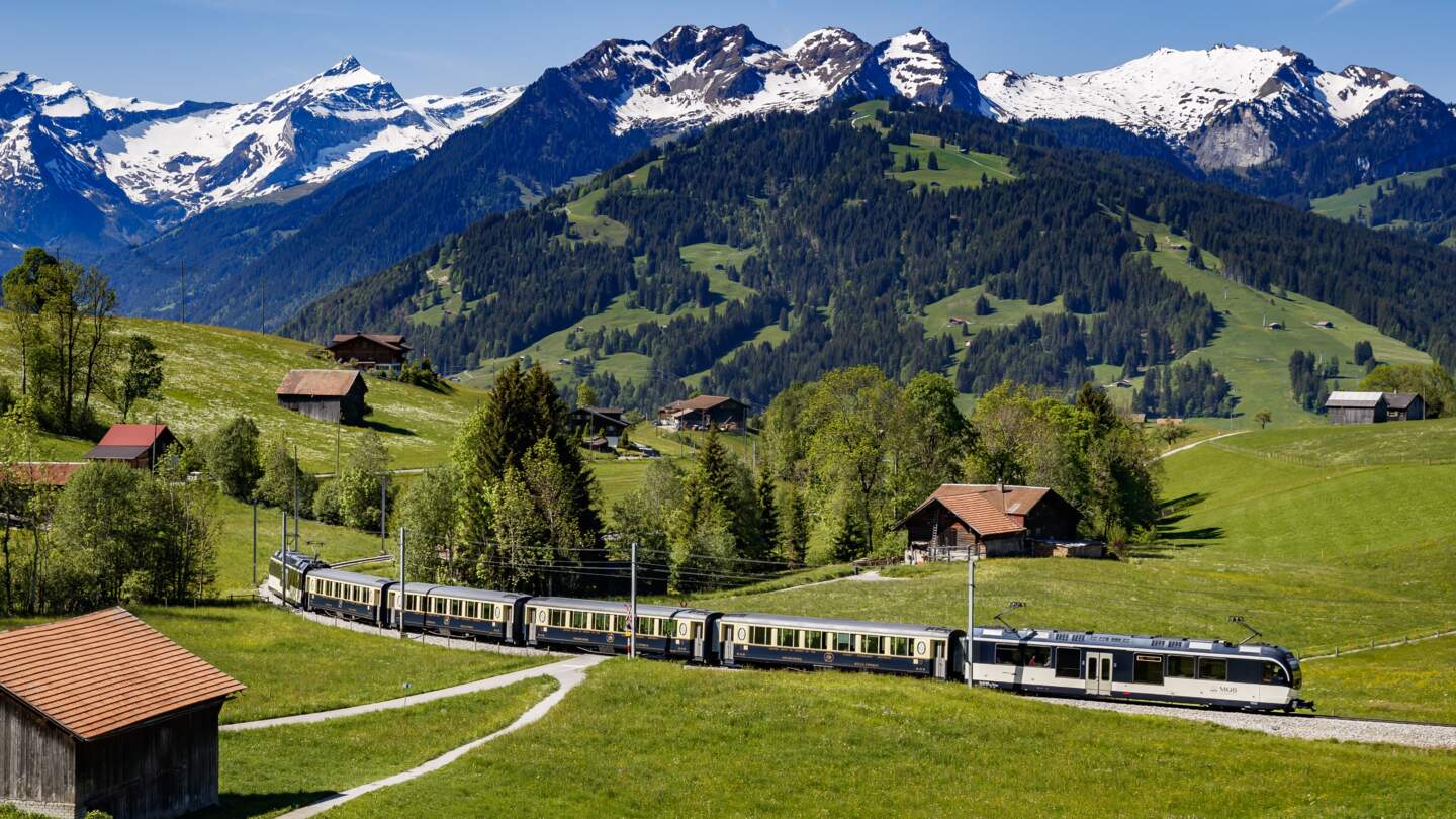 GoldenPass Belle Epoque faerht in Schoenried in der Schweiz | © MOB/Valentin Flauraud  