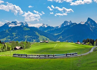 GoldenPass Panoramic faehrt in Schönried in der Schweiz | © MOB/Valentin Flauraud  
