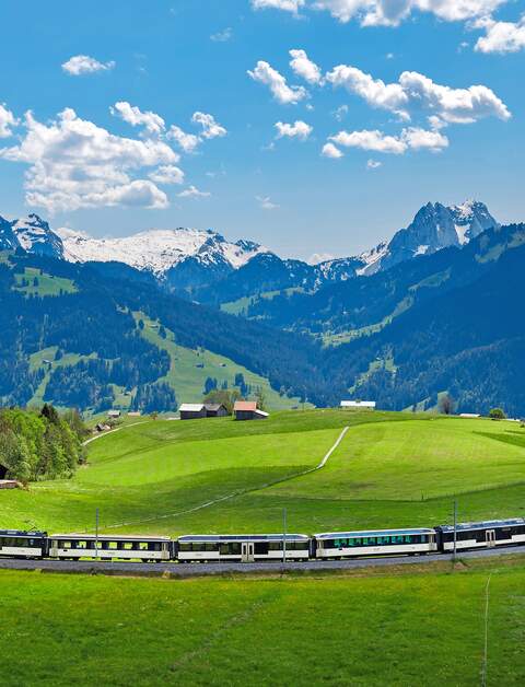 GoldenPass Panoramic faehrt in Schönried in der Schweiz | © MOB/Valentin Flauraud  