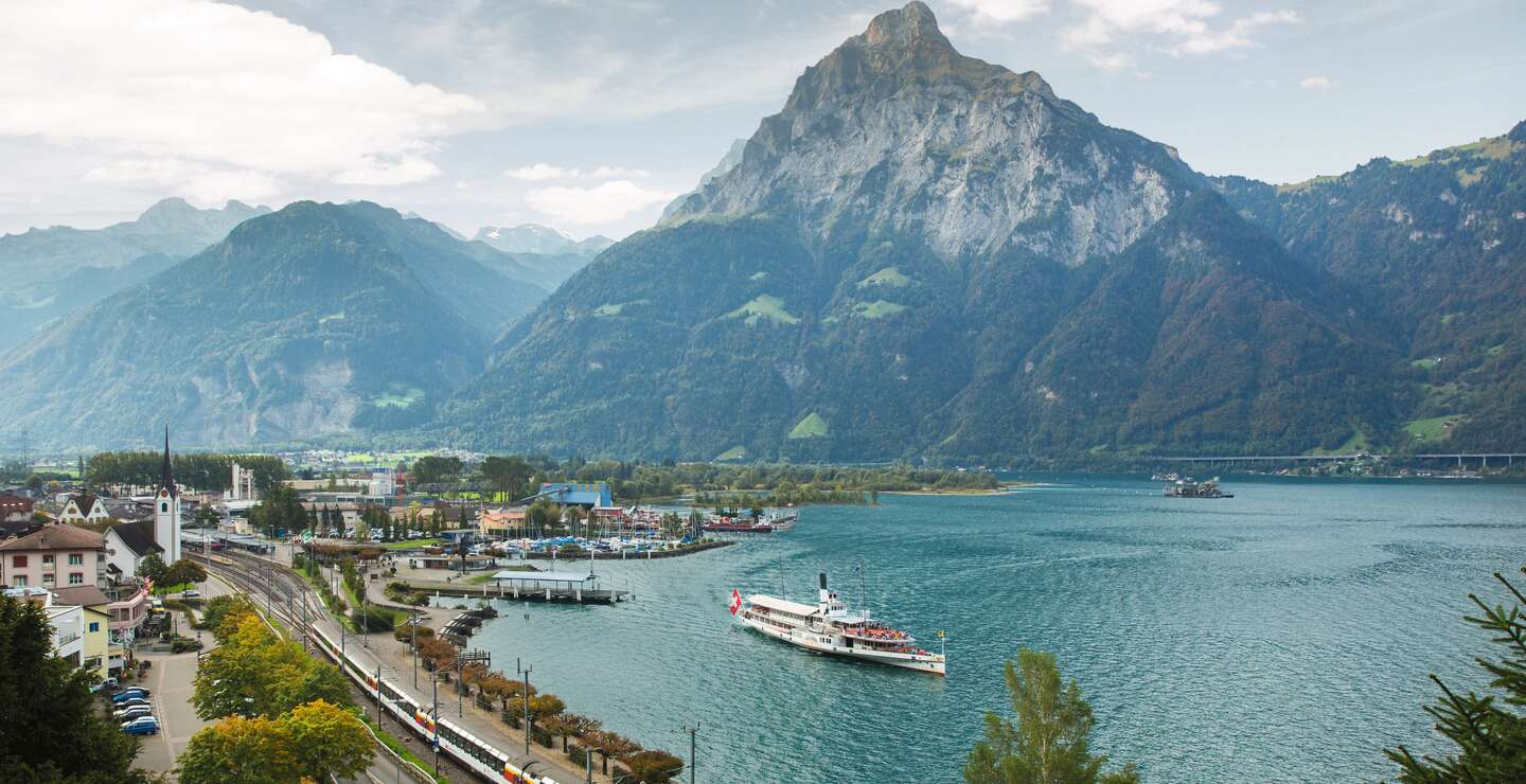 Gotthard Panorama Express faehrt durch Flueelen in der Schweiz | © SBB CFF FFS  