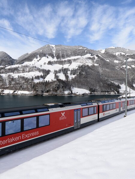 Luzern-Interlaken Express faehrt vorbei am Lungerersee in der Schweiz im Winter | © zb Zentralbahn AG/Christian Perret  