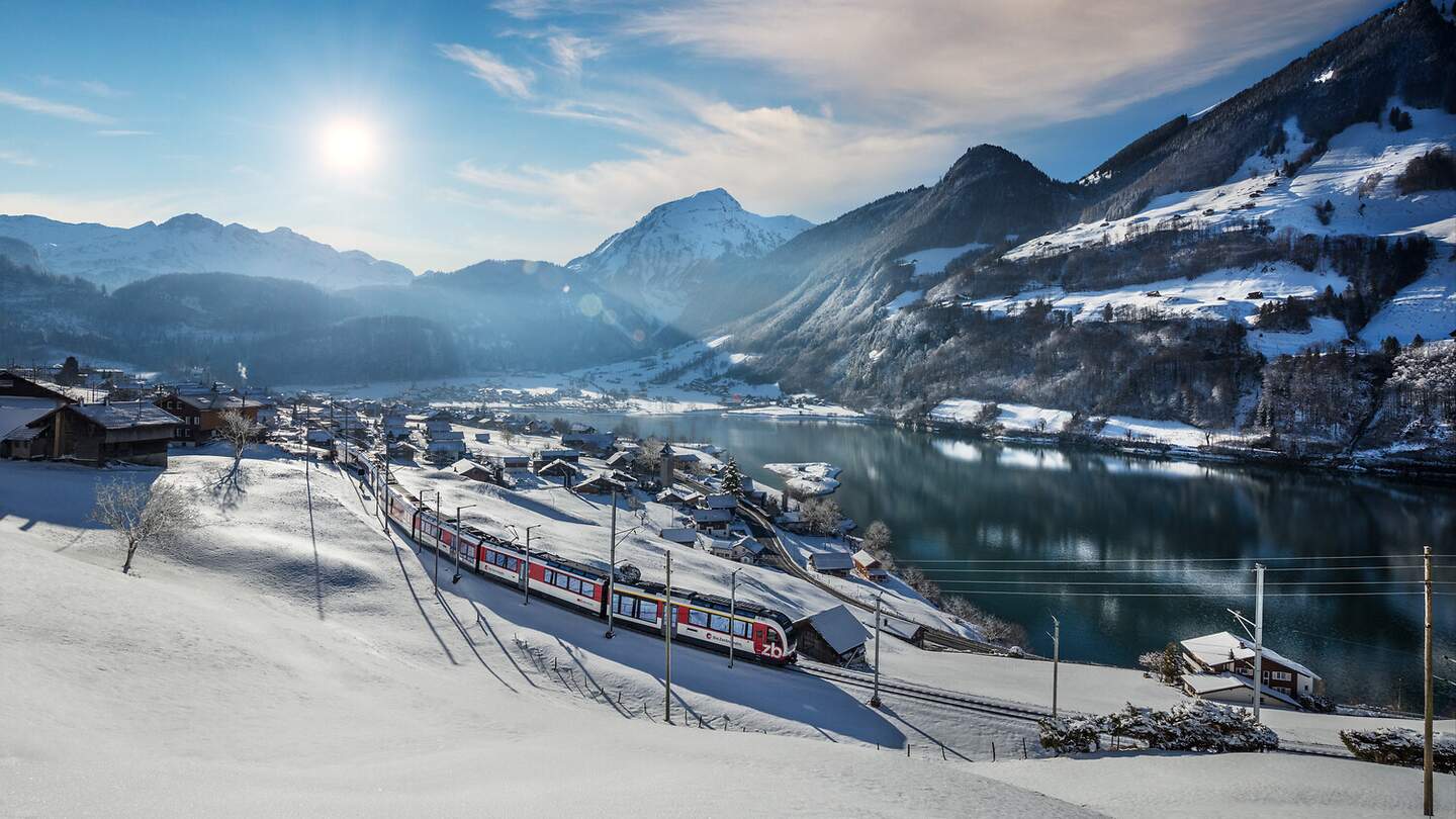 Luzern Interlaken Express faehrt am Lungernsee vorbei im Winter | © Kim Sokola, Switzerland, Zentralbahn