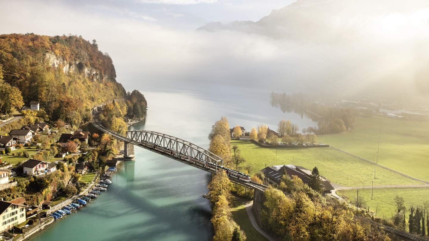 ale Eisenbahnbruecke fueht über die Aare bei Interlaken  | © simon+kim, Zentralbahn