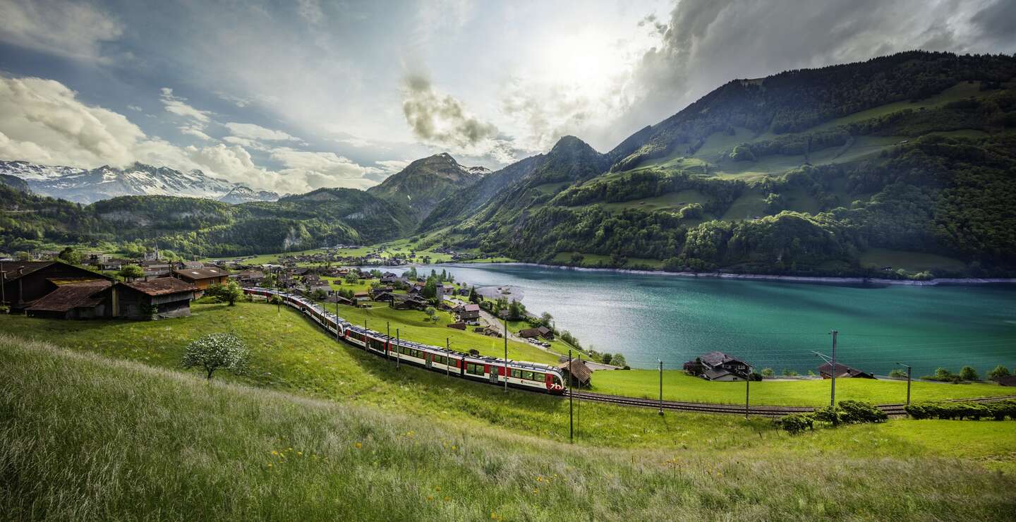 Luzern-interlaken-Express, faehrt im Fruehling bei Sonnenschein am Lungernsee vorbei | © Kim Sokola  all rights reserved, Zentralbahn