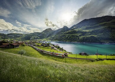 Luzern-interlaken-Express, faehrt im Fruehling bei Sonnenschein am Lungernsee vorbei | © Kim Sokola  all rights reserved, Zentralbahn