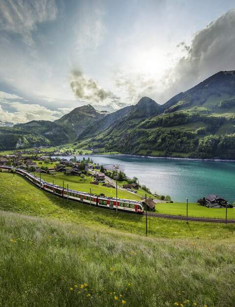 Luzern-interlaken-Express, faehrt im Fruehling bei Sonnenschein am Lungernsee vorbei | © Kim Sokola  all rights reserved, Zentralbahn