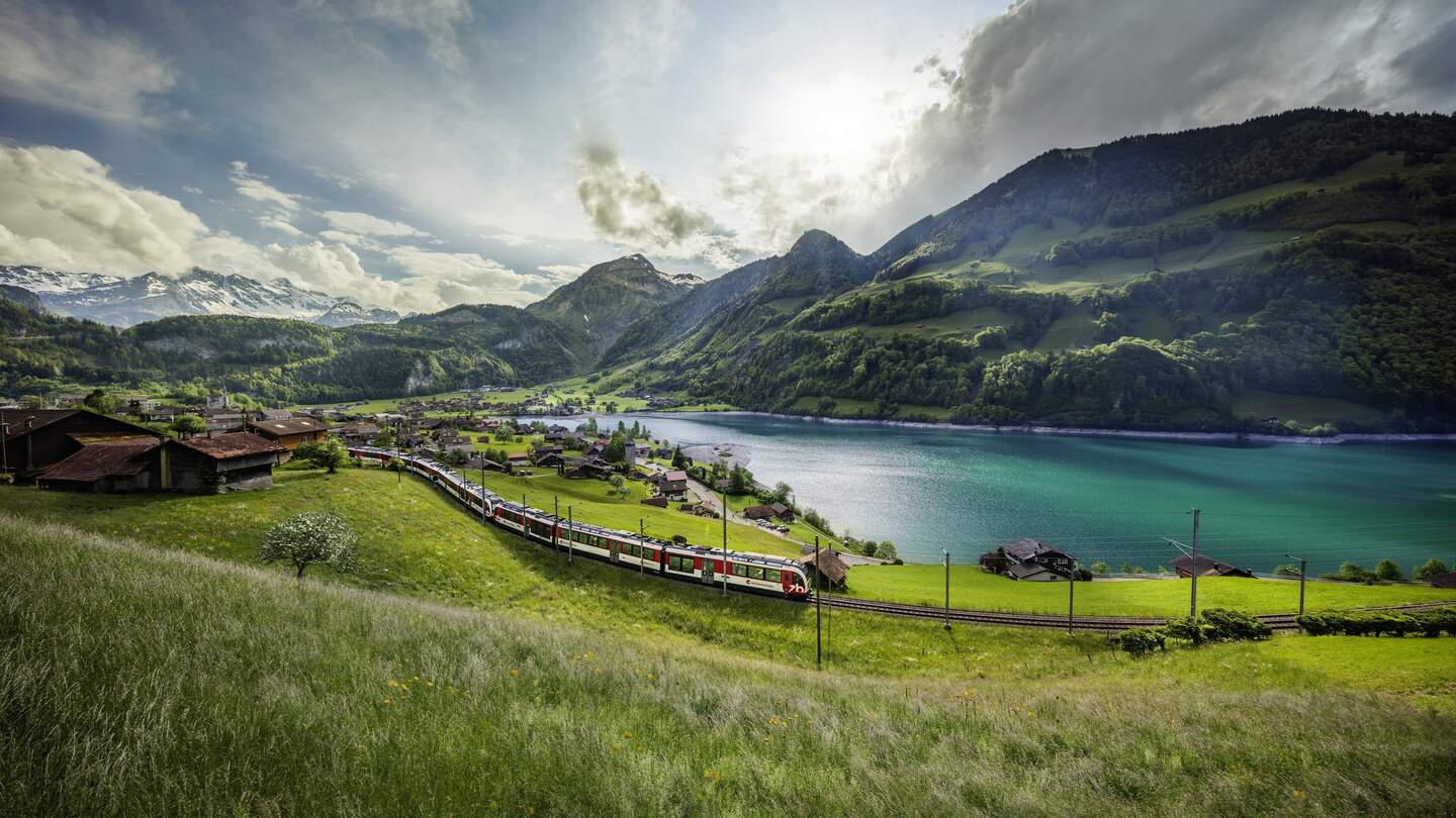 Luzern-interlaken-Express, faehrt im Fruehling bei Sonnenschein am Lungernsee vorbei | © Kim Sokola  all rights reserved, Zentralbahn