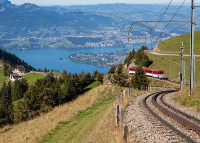 Eine Bahn schlaengelt sich den Weg rauf auf den Berg | © Gettyimages.com/dennislinine