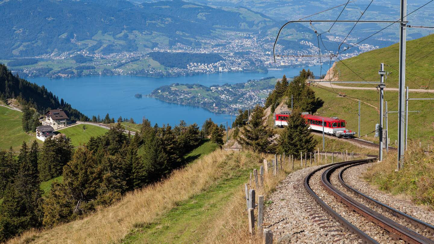 Eine Bahn schlaengelt sich den Weg rauf auf den Berg | © Gettyimages.com/dennislinine