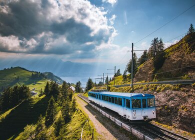 Zahnradbahn auf der Rigi in der Zentralschweiz mit bewoelktem Himmel | ©  RIGI BAHNEN AG/André Stummer  