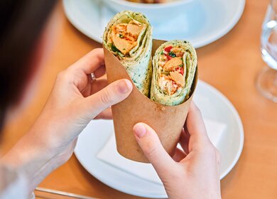 Veganer Sweet-Chili-Wrap mit planted.™chicken – im Bordrestaurant | © Deutsche Bahn AG / Stefan Wildhirt