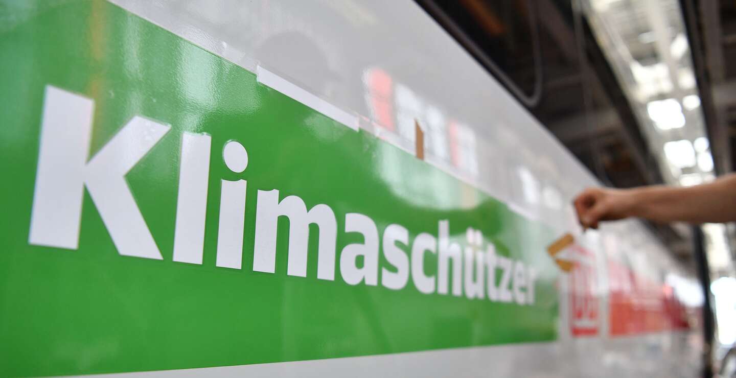 Ein gruener Aufkleber fuer den Klimaschutz auf einem DB-Zug | © Deutsche Bahn AG/Oliver Lang