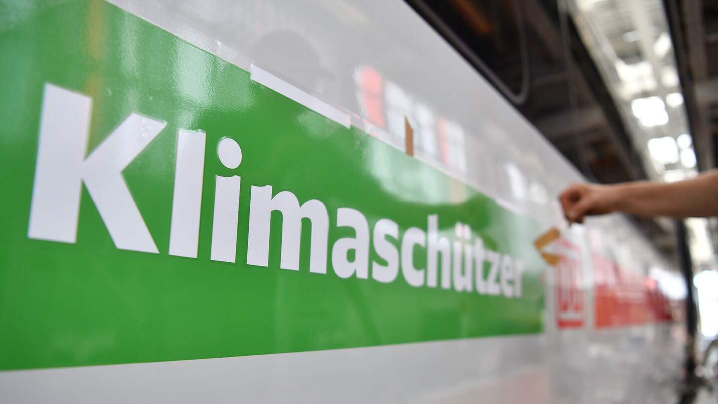 Ein gruener Aufkleber fuer den Klimaschutz auf einem DB-Zug | © Deutsche Bahn AG/Oliver Lang