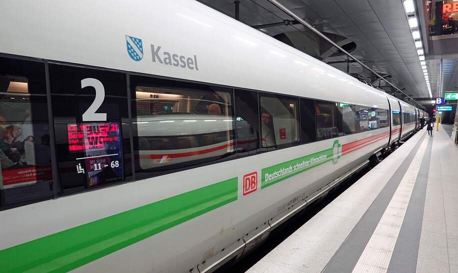 Hochgeschwindigkeitszug mit gruenen Umweltstreifen steht in einem Bahnhof | © Deutsche Bahn AG/Volker Emersleben