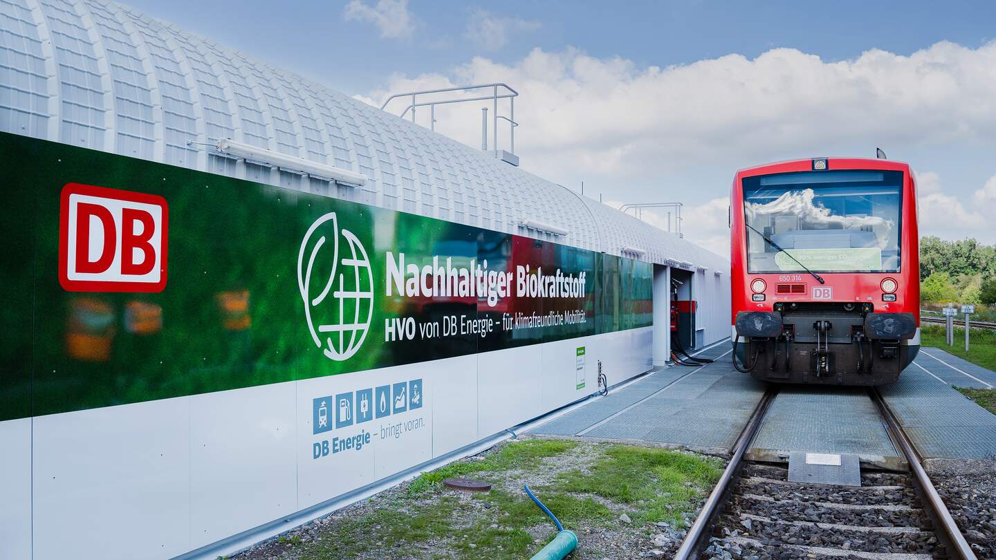 57 Züge von DB Regio fahren mit klimafreundlichem Biokraftstoff HVO (Hydrotreated Vegetable Oil) durch Baden-Württemberg (Stand 09/22) | © Deutsche Bahn AG / Adam Özdemir 