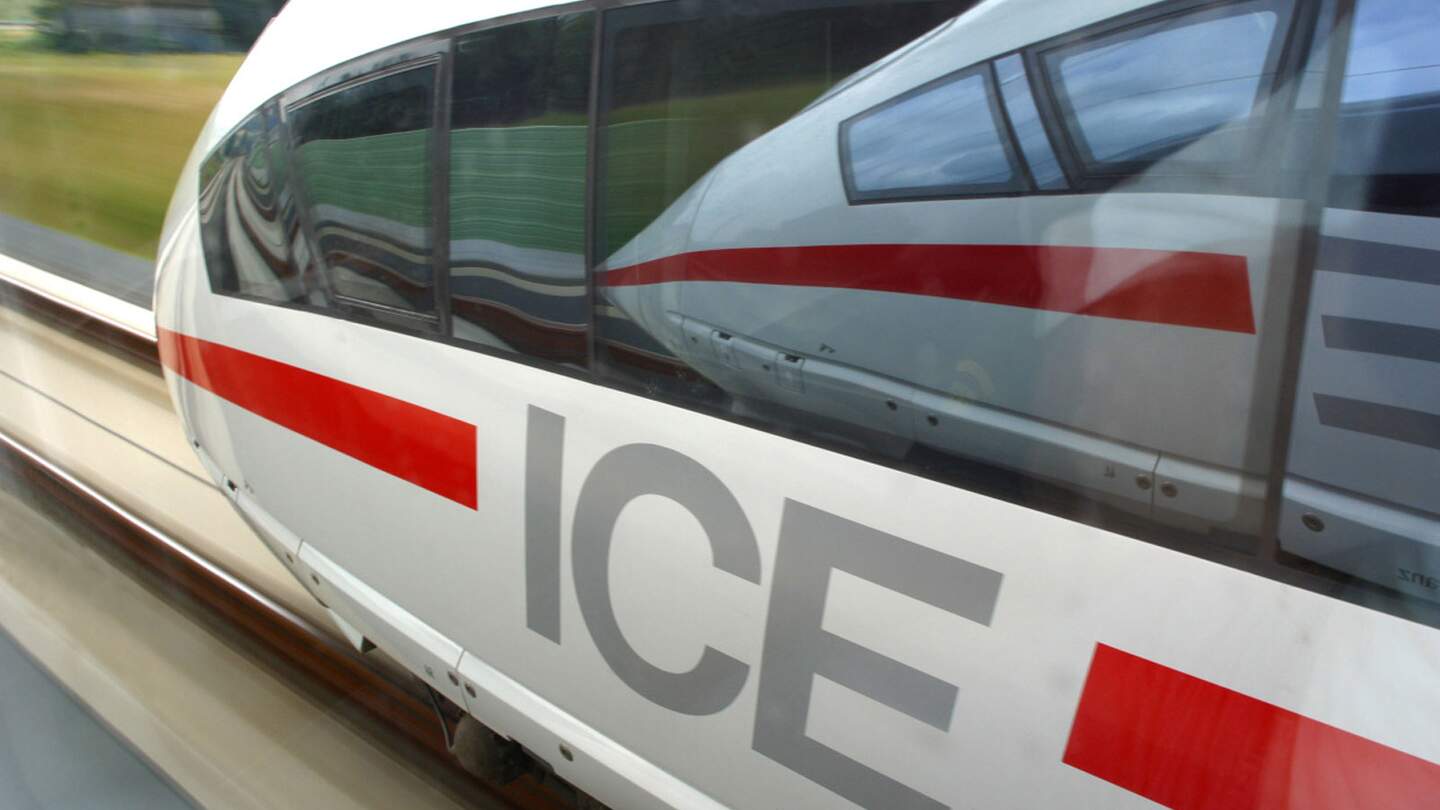 ICE-Zug in Nahaufnahme, der für seine Geschwindigkeit und Effizienz bekannt ist | © Deutsche Bahn AG