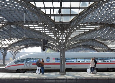 ICE-Hochgeschwindigkeitszug an einem Bahnhof mit einer modernen Dachkonstruktion | © Deutsche Bahn AG