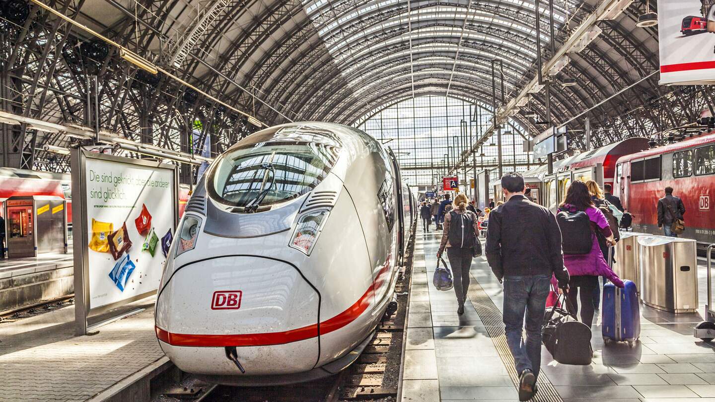 Menschen im Frankfurter Hauptbahnof | © istock.com/ Meinzahn