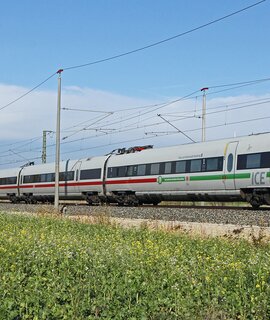 einen ICE der DB ist in Bewegung und faehrt durch eine laendliche Landschaft | © Deutsche Bahn AG/Claus Weber