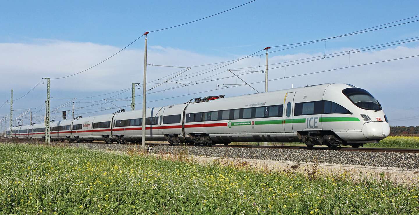 einen ICE der DB ist in Bewegung und faehrt durch eine laendliche Landschaft | © Deutsche Bahn AG/Claus Weber