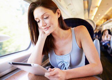 Frau im Zug | © monkeybusinessimages  / iStockphoto