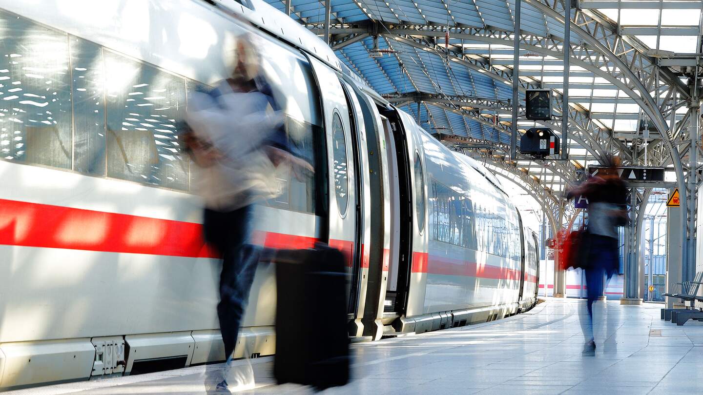 Verschwommene Frau mit Koffer auf dem Bahnsteig mit ICE | © Gettyimages.com/Horst Gerlach