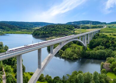 ICE passiert auf der Talbrücke den Froschgrundsee in Bayern | © Deutsche Bahn AG/Max Lautenschläger